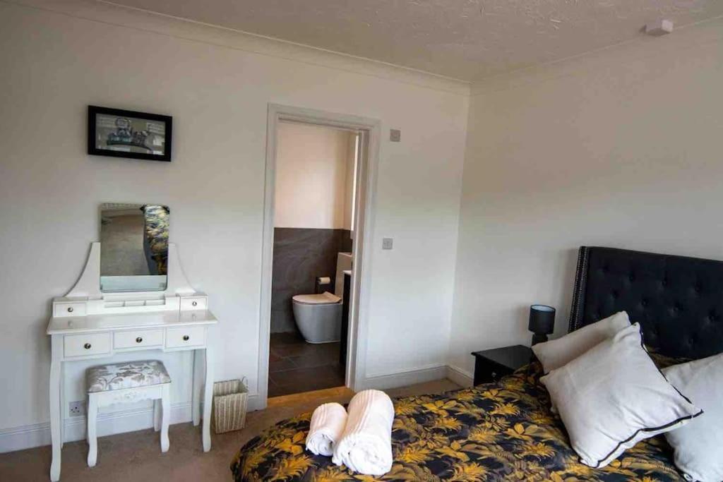 1 Bedroom Self Contained Apartment In Christchurch Winkton Extérieur photo