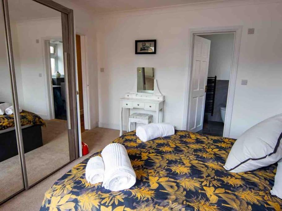 1 Bedroom Self Contained Apartment In Christchurch Winkton Extérieur photo