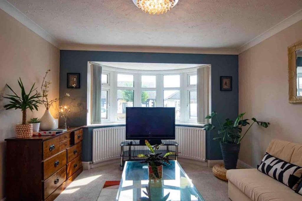 1 Bedroom Self Contained Apartment In Christchurch Winkton Extérieur photo